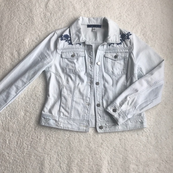 Stylish ripped and embroidered jean jacket - Picture 2 of 6